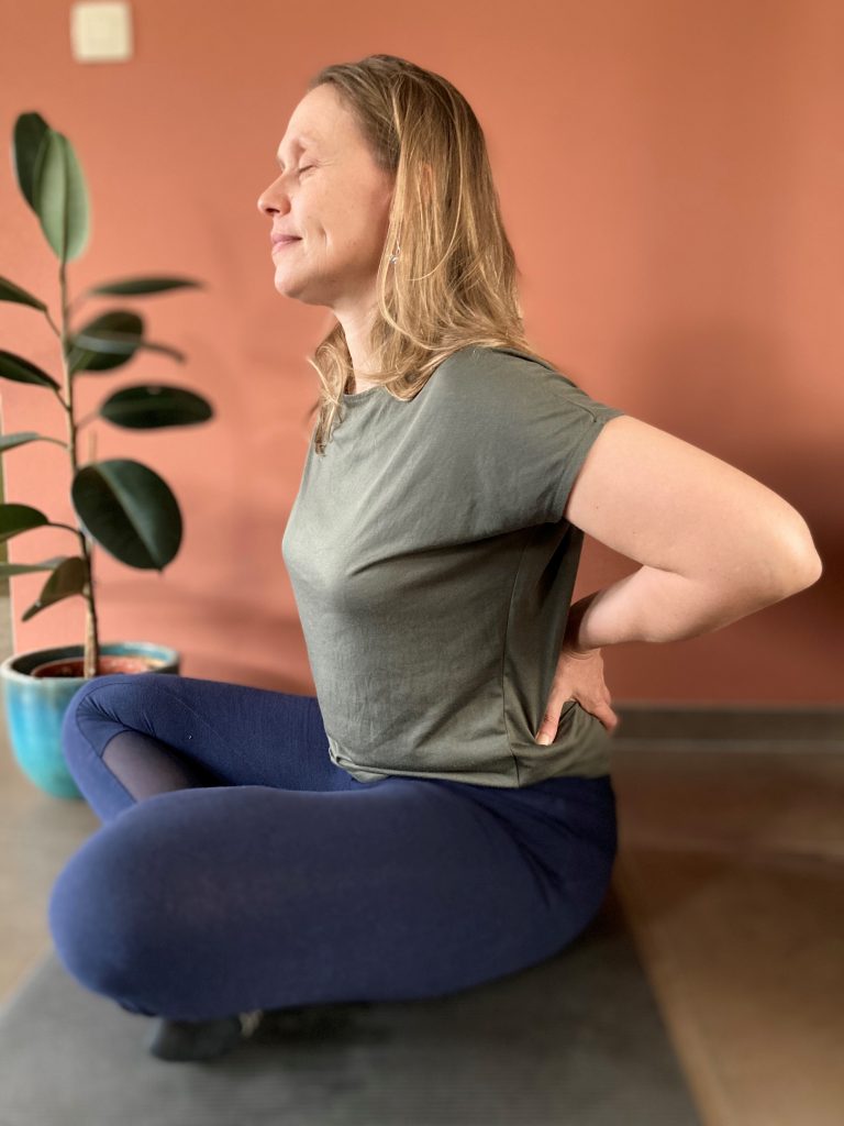 Inge Van Gorp relaxatietherapeute yoga oefening thuis