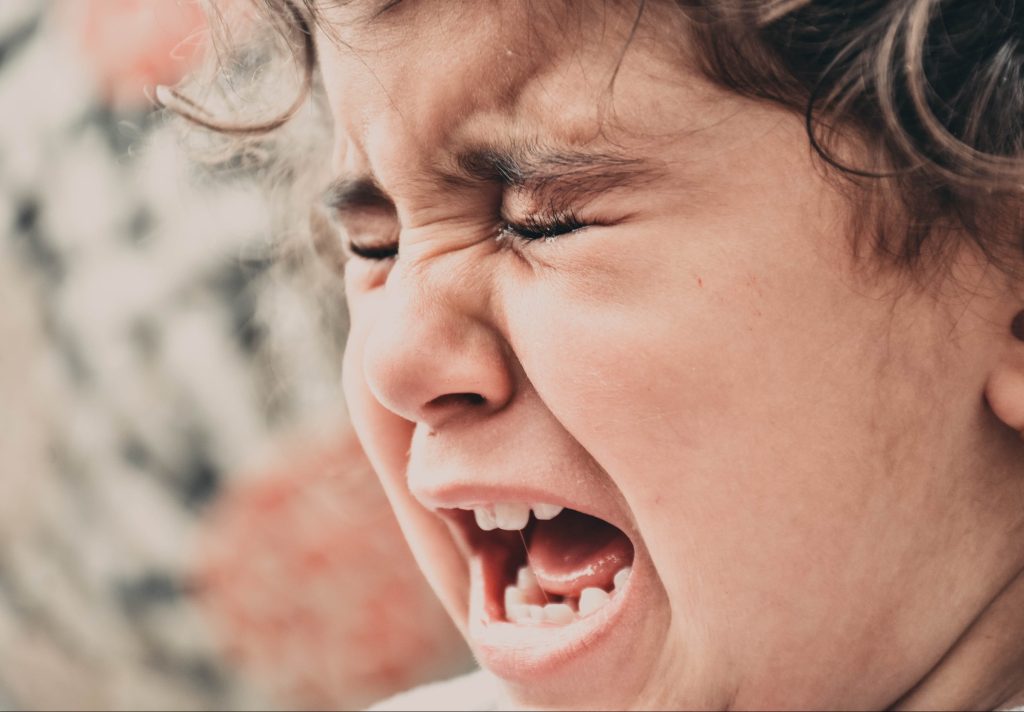 hoe uiten jonge kinderen hun emoties onder mama's